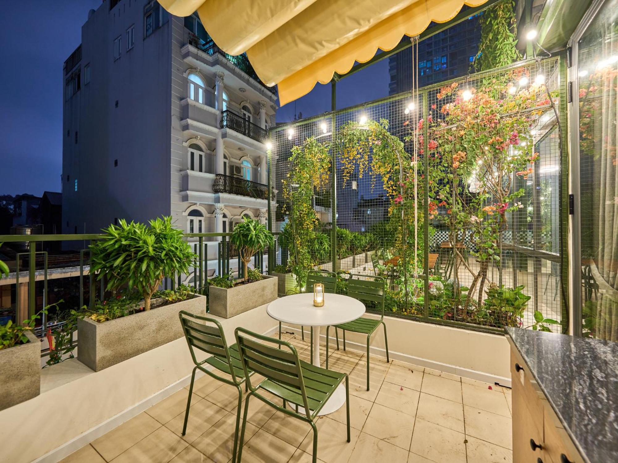 Quiet Near Bui Vien Street-good Time With Family-pool Rooftop Apartment