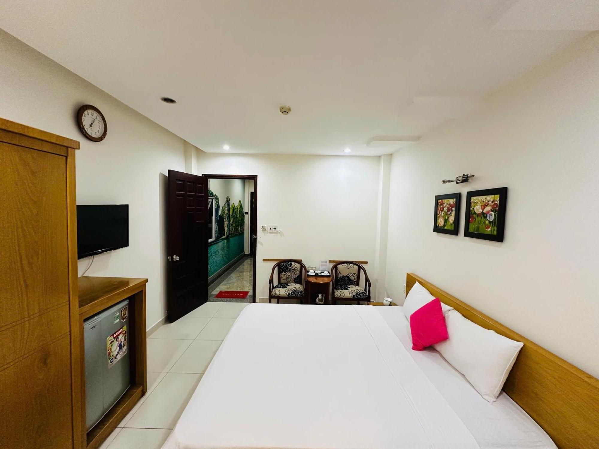Quiet Near Bui Vien Street-good Time With Family-pool Rooftop Apartment Ho Chi Minh City