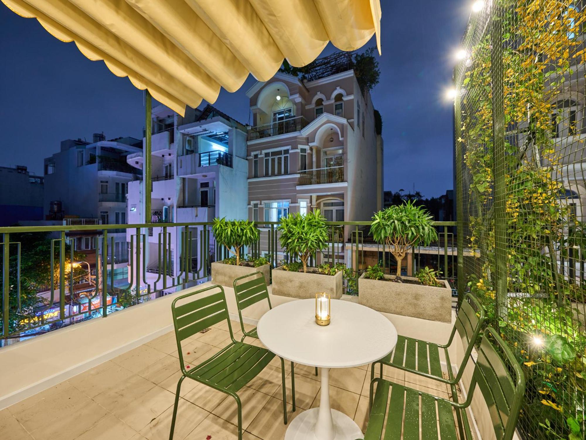 Quiet Near Bui Vien Street-good Time With Family-pool Rooftop Ho Chi Minh City