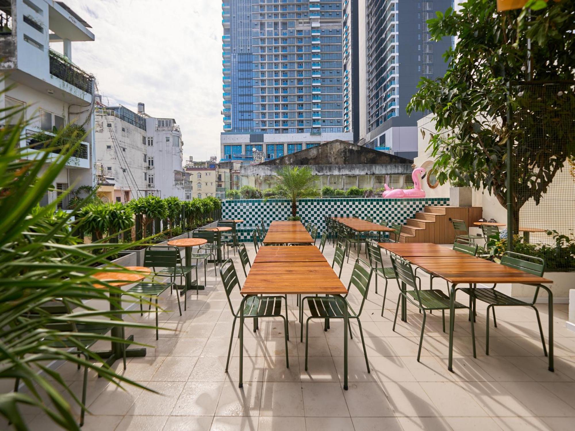 Apartment Quiet Near Bui Vien Street-good Time With Family-pool Rooftop *