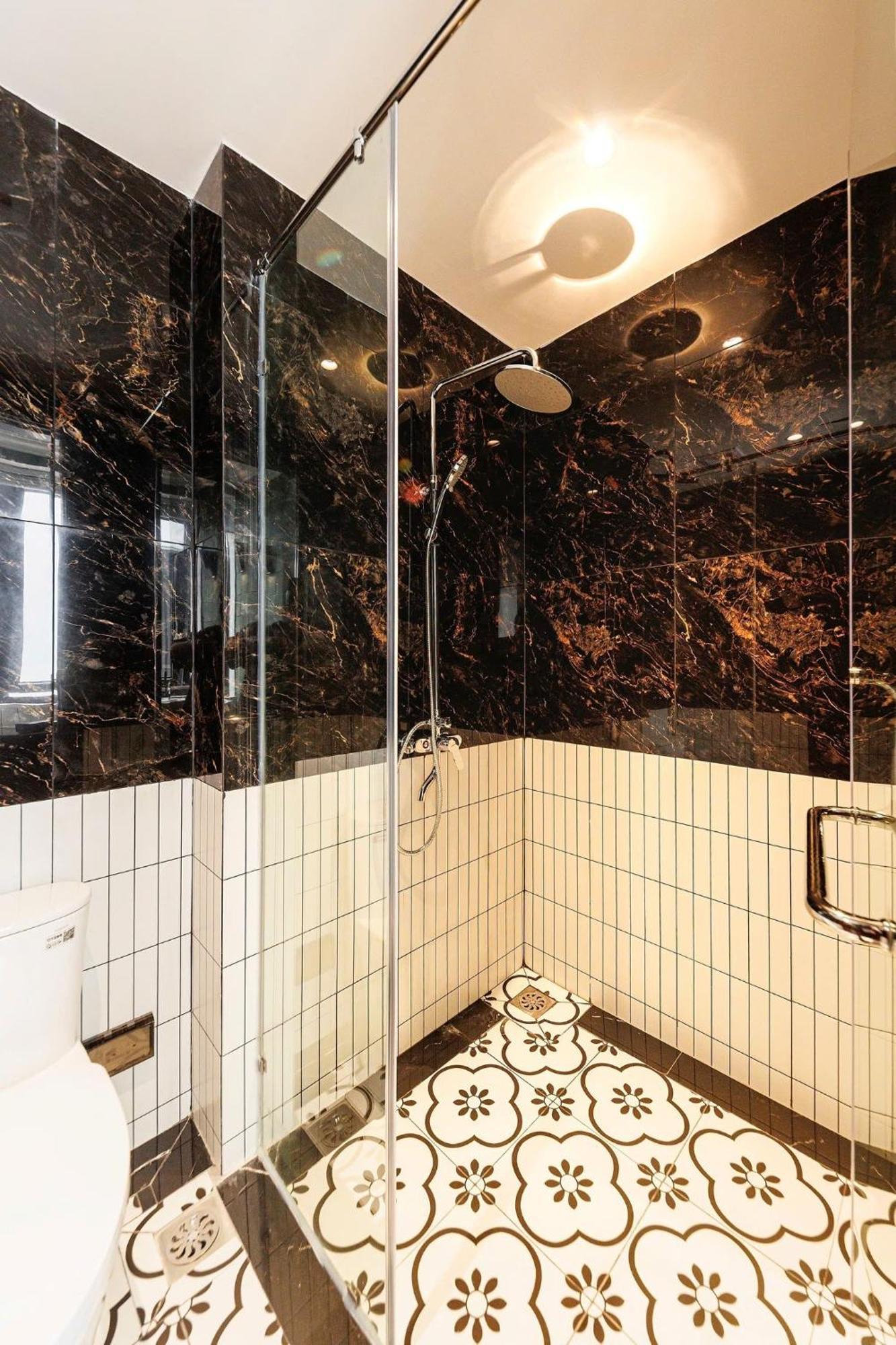 Apartment Quiet Near Bui Vien Street-good Time With Family-pool Rooftop Ho Chi Minh City